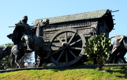 2016 URU La Carreta Statue detail