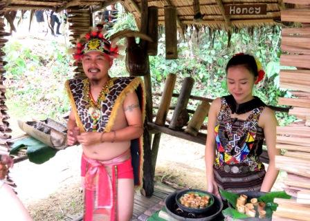 A33 0322 KK MM Bee 5 Honey with guide and girl